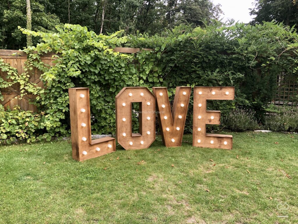 Napis rustykalny LOVE oświetlany żarówkami LED